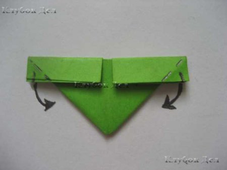 Fold hjørnerne og bøje dem over en stor trekant