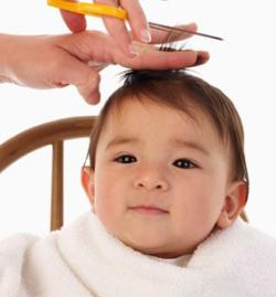 Ինչպես կրճատել մանուկներին ցավն անբավարարորեն եւ առանց ավելորդ նյարդերի:  Դա անելու համար հարկավոր է միայն համբերություն եւ ժամանակի փոքր քանակությամբ, ինչպես նաեւ ուսումնասիրեք այն գործիքների ցանկը, որը դուք կարող եք օգտագործել ձեր երեխայի առաջին hairstyle- ի ստեղծման համար: